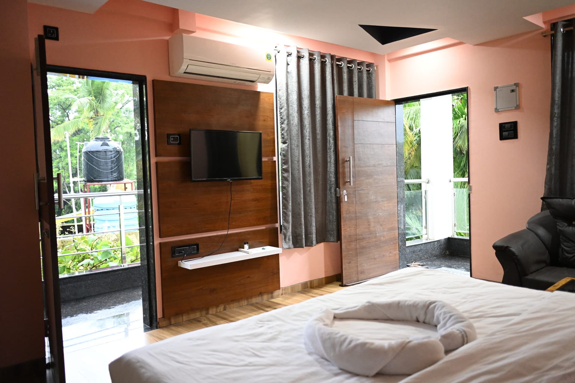 Premium Room with Balcony — photograph 1