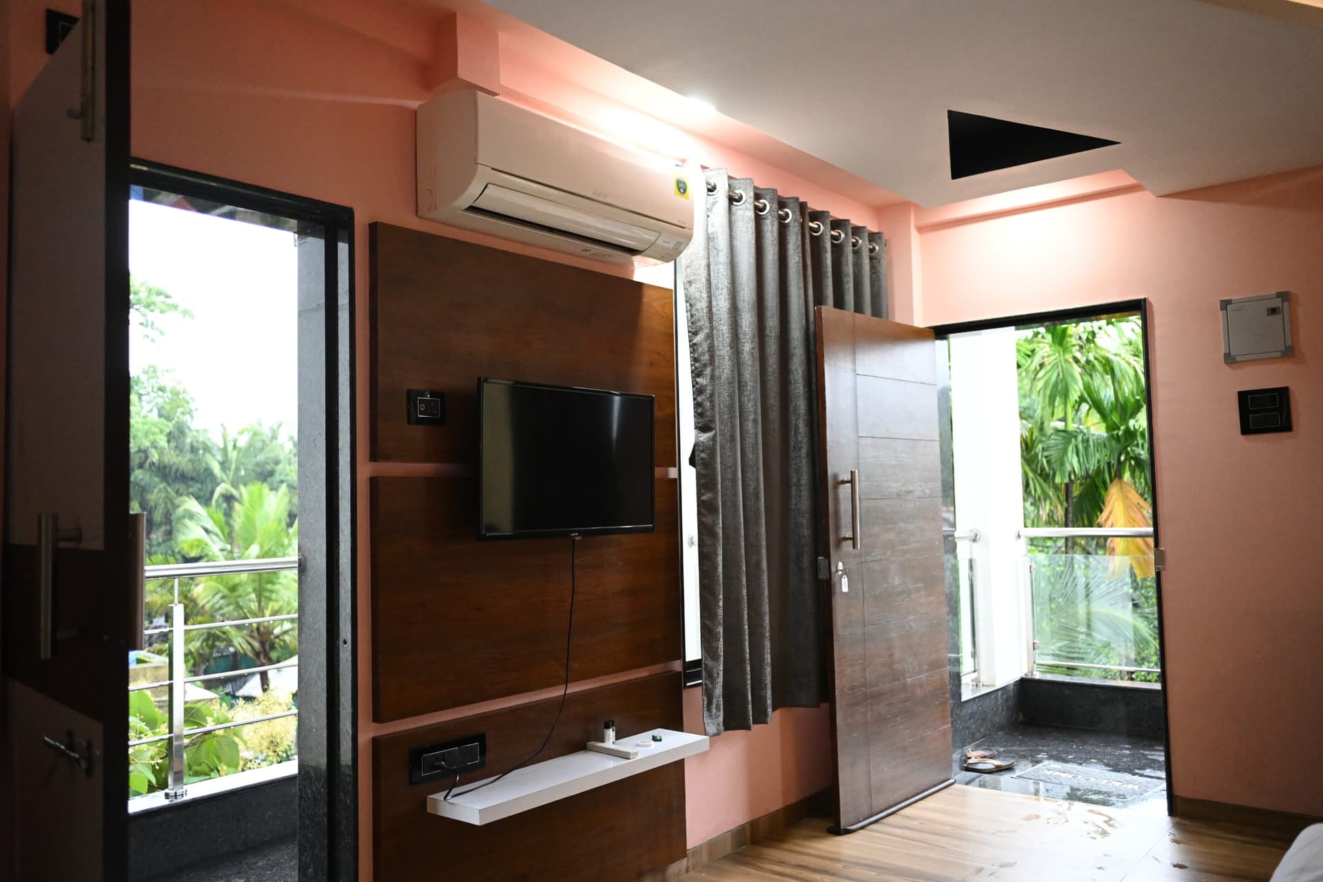 Premium Room with Balcony — photograph 2