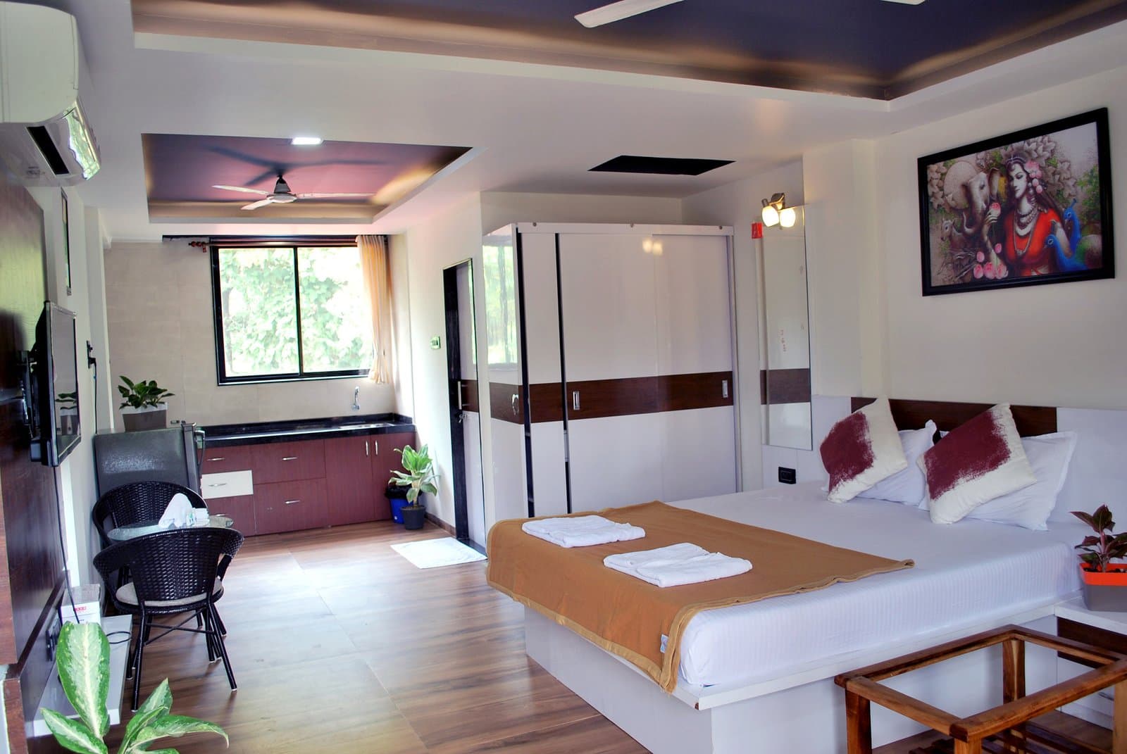 Premium Room at Palolem Heights — bed, kitchenette and dining corner